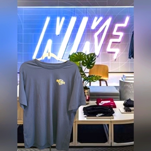 Nike Tee - Picture 1 of 9
